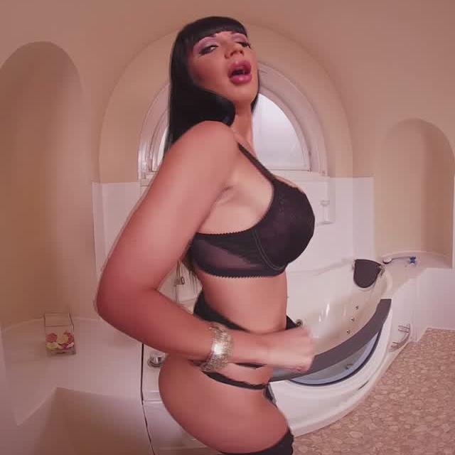 Valentina Deepthroats You In The Bathtub VR Porn Video